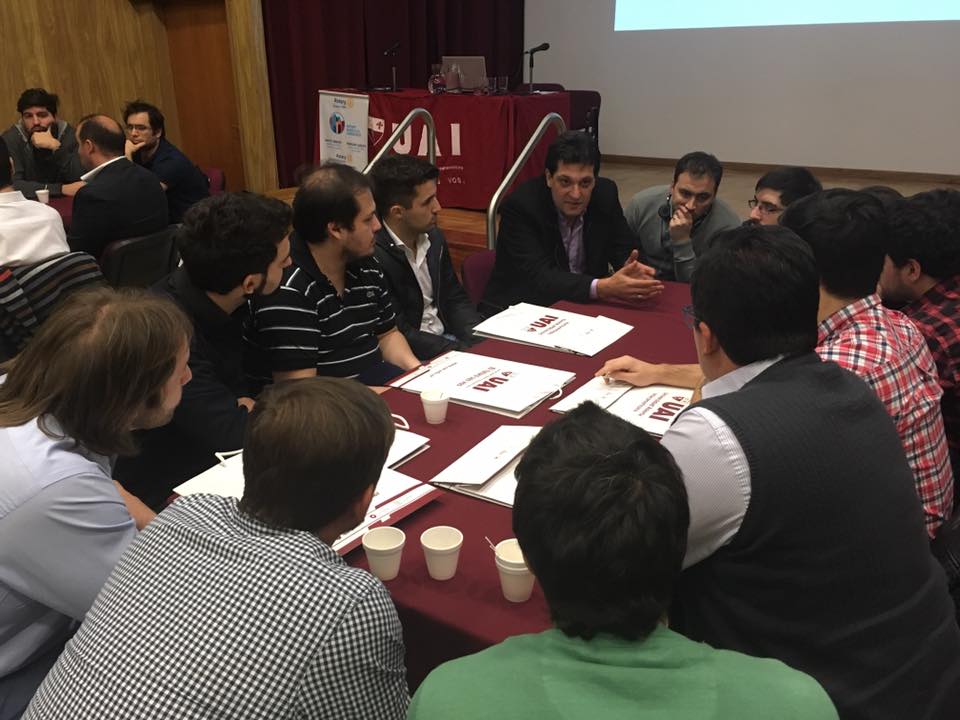 Emprendedores participando en charla junto a director de Fryla